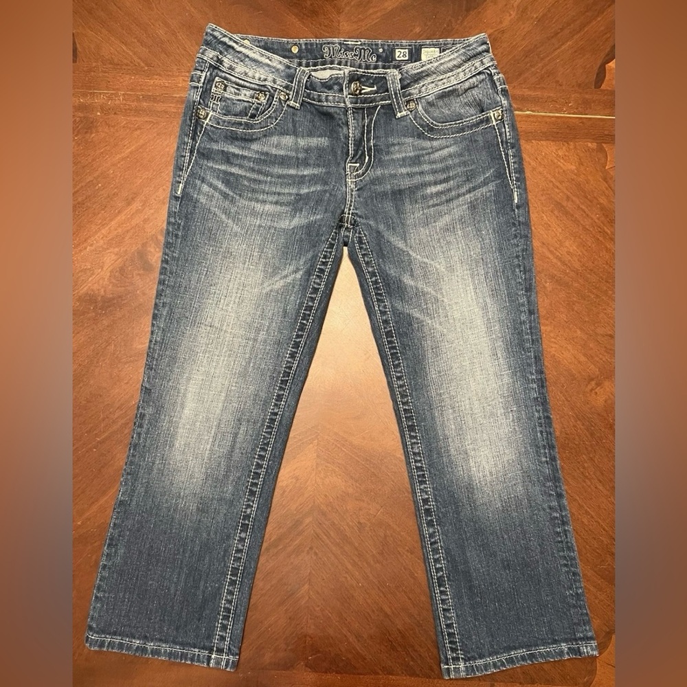 Women’s Miss Me Denim Cropped Capri Embellished Fleur De Lis Size 28 JP6048P5